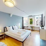 2 Zimmer, Beamer, Disneyplus Mitten In Der Altstadt *