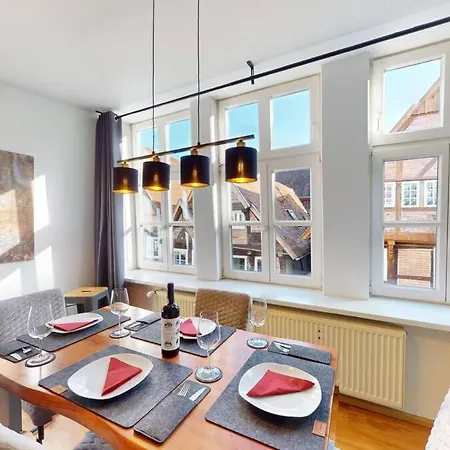 2 Zimmer, Beamer, Disneyplus Mitten In Der Altstadt Apartman *
