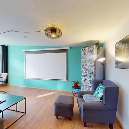 2 Zimmer, Beamer, Disneyplus Mitten In Der Altstadt סלה