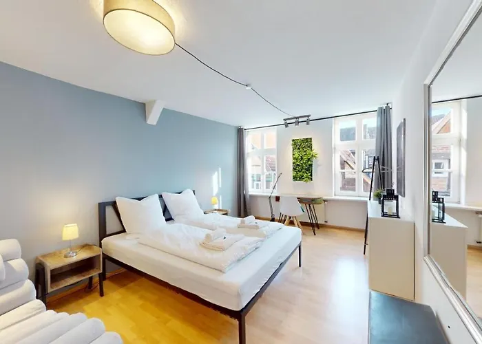 2 Zimmer, Beamer, Disneyplus Mitten In Der Altstadt *